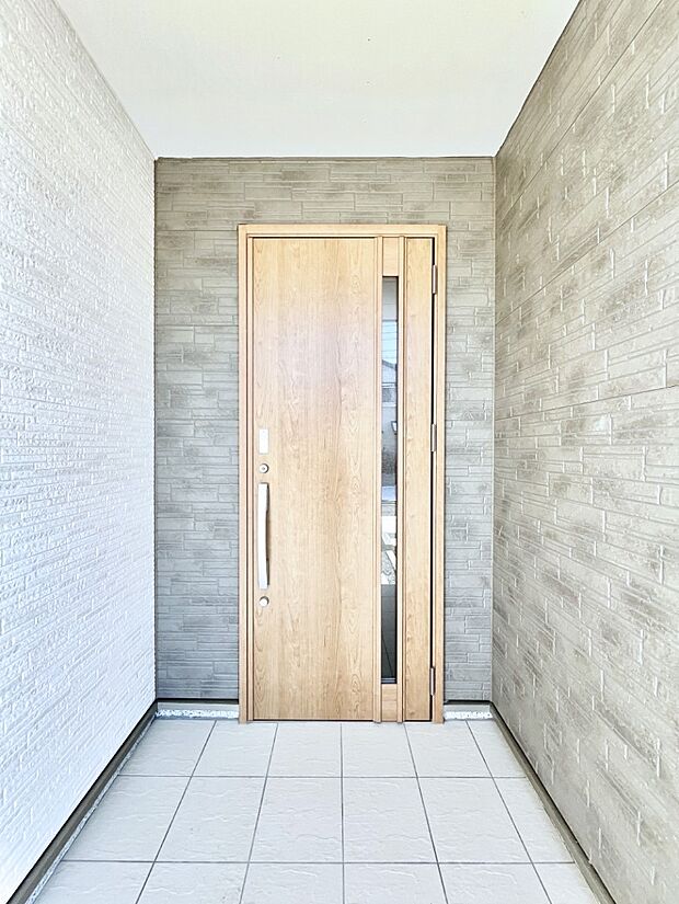 玄関前は雨が降っても濡れにくい屋根付き