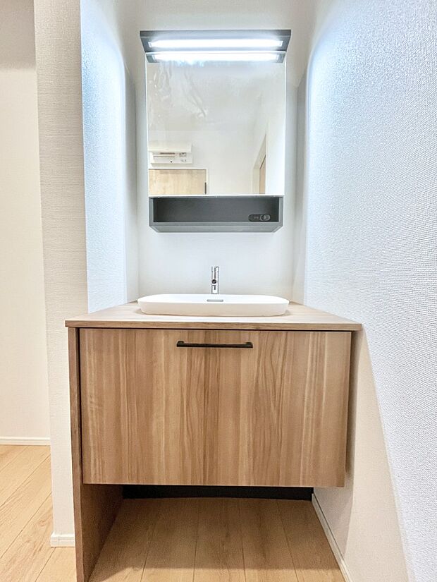 明るい洗面所は毎朝の身支度も楽しくできちゃいそうです。