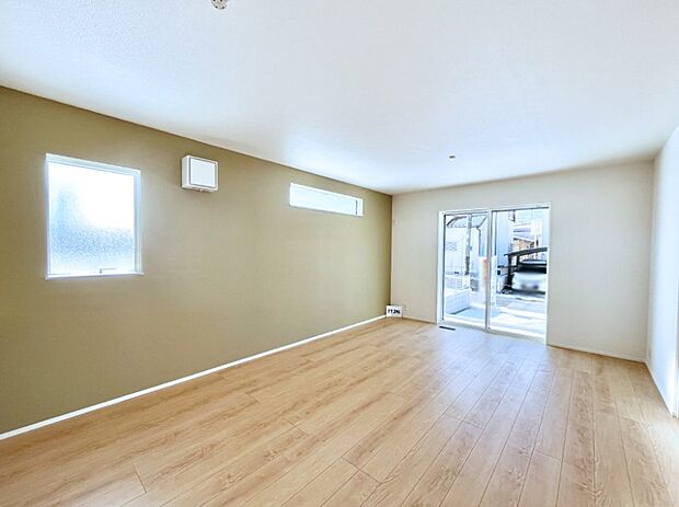 アクセントクロスがお洒落なダイニング。家族でのんびりくつろげる広々スペース。