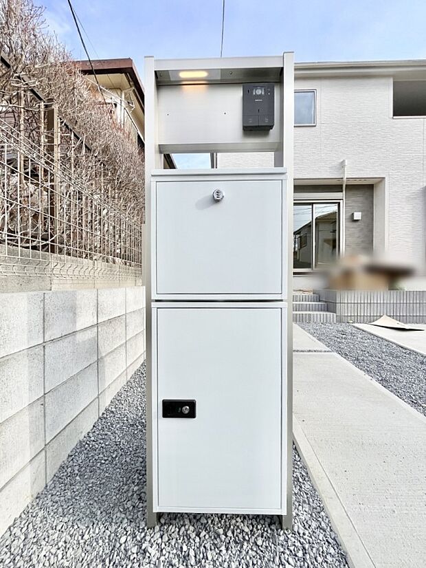 表札・インターホン・ポスト・宅配BOXをひとつに集約。エントランスになじむシンプルデザイン。