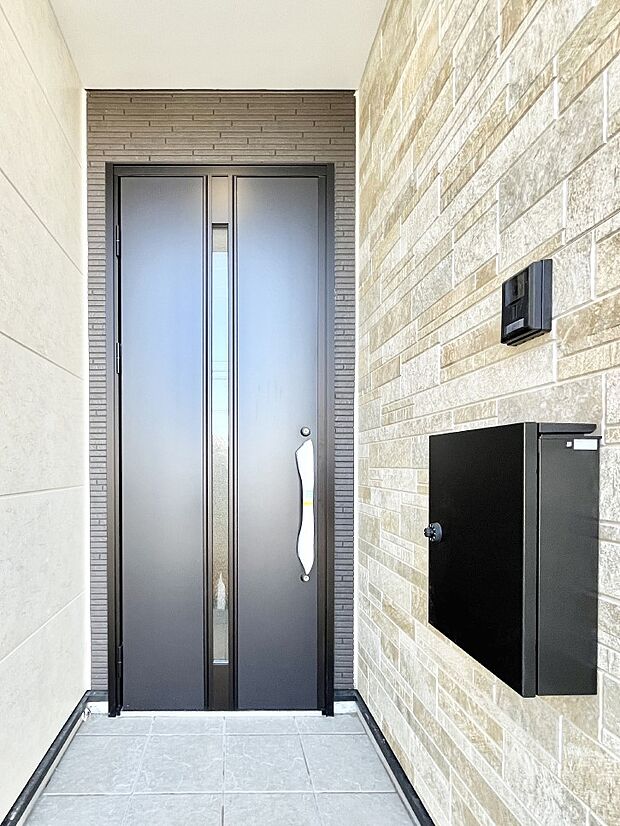 住まいの顔を演出する、玄関ドア。 