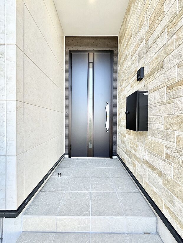 大切な家族、来客を出迎える玄関。玄関前は屋根付きで雨が降っていても濡れにくいです。 