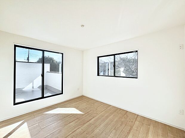 バルコニーが開放感をプラスしてくれる洋室。WIC付きです。