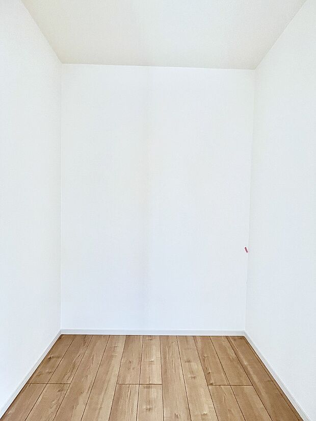 ウォークインクローゼット付きで生活空間を広く利用できます。