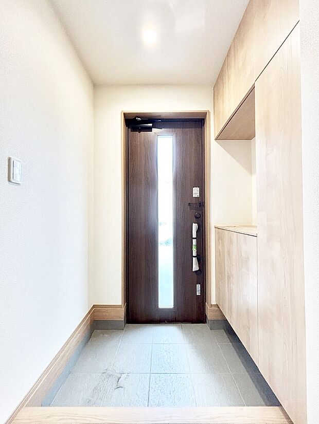 明るい玄関はお客様をお出迎えするのにぴったりです!