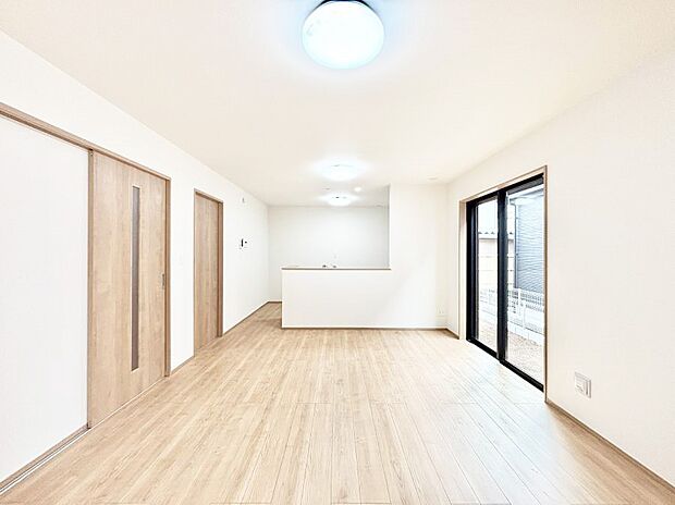 家族団らんの時間も増えそうなくつろぎのリビングダイニング。