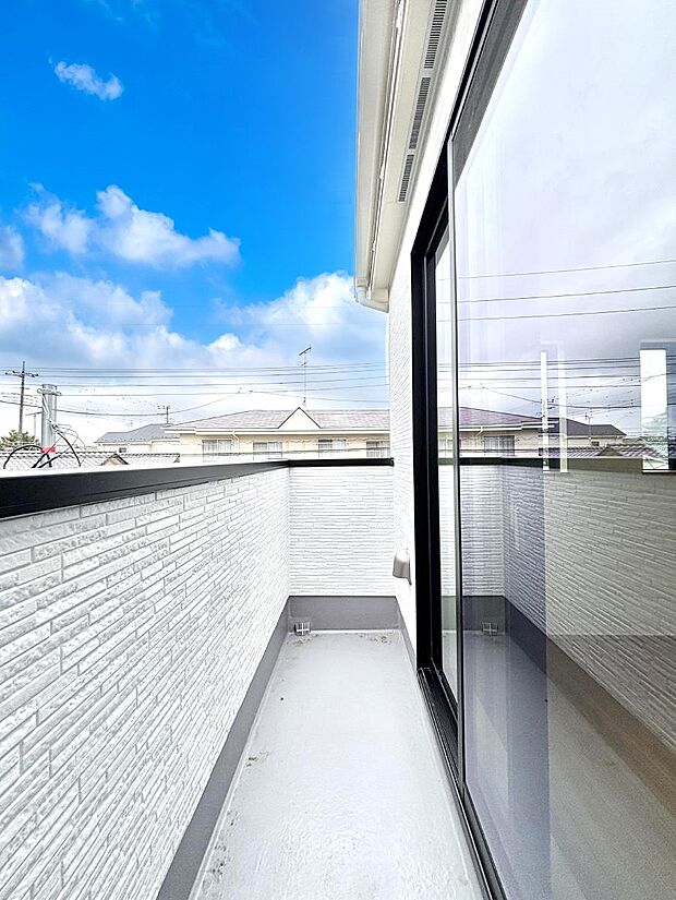 ゆったりバルコニーだから沢山お洗濯ものを干せます。