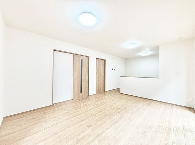 明るい陽光が注ぎ、寛ぎの雰囲気に満たされるダイニング。