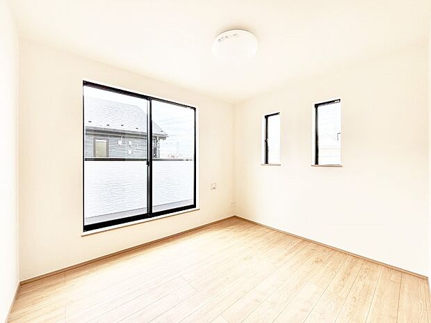 バルコニーが開放感をプラスしてくれる洋室