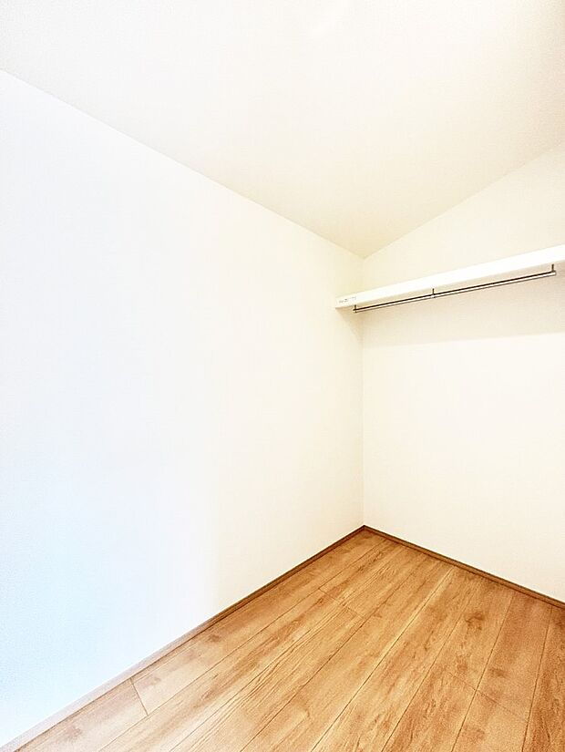 ウォークインクローゼット付きで生活空間を広く利用できます。