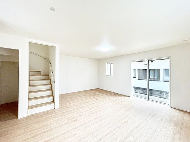 明るい陽光が注ぎ、寛ぎの雰囲気に満たされるリビング・ダイニング。 