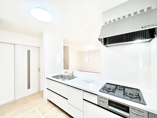 カウンター越しに楽しいおしゃべり。いつものお料理がもっと美味しくなりそうですね。