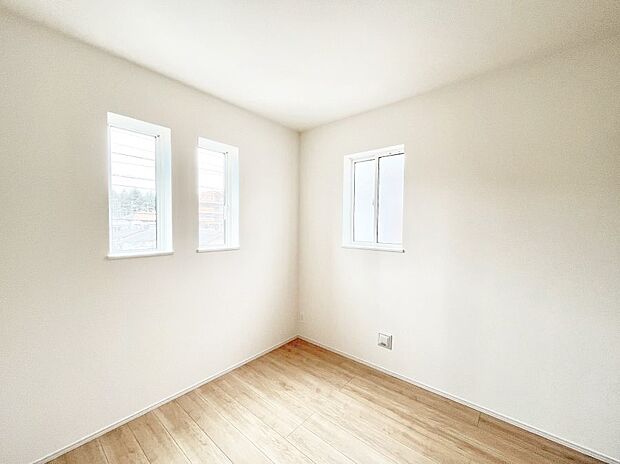 2面採光で気持ちよく自然光が取り入れられるのでお子様のお部屋にもピッタリ