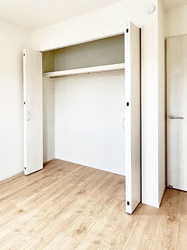 毎日着る衣類や荷物などの収納に便利なクローゼット付きです。