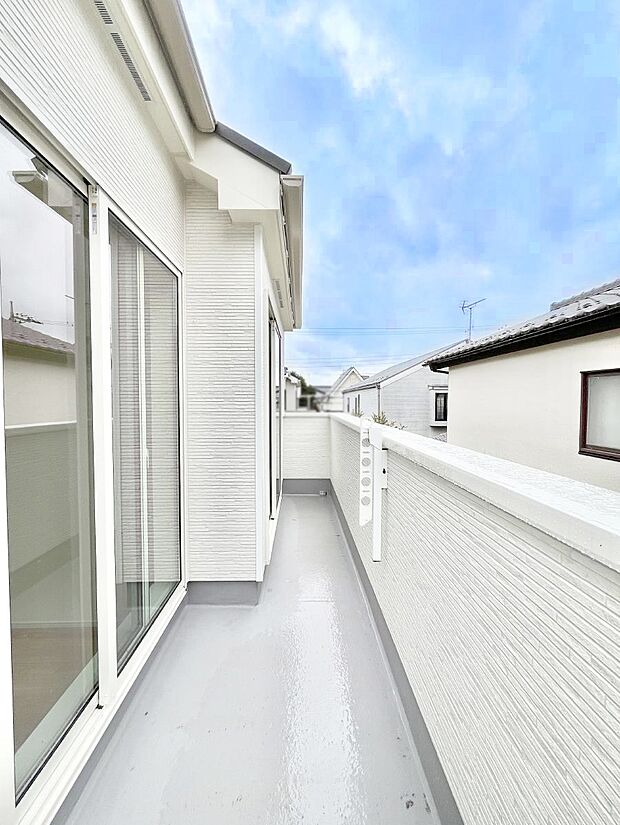 2部屋にまたがる広いバルコニー。晴れた日には洗濯物も気持ちよく干せそうですね。