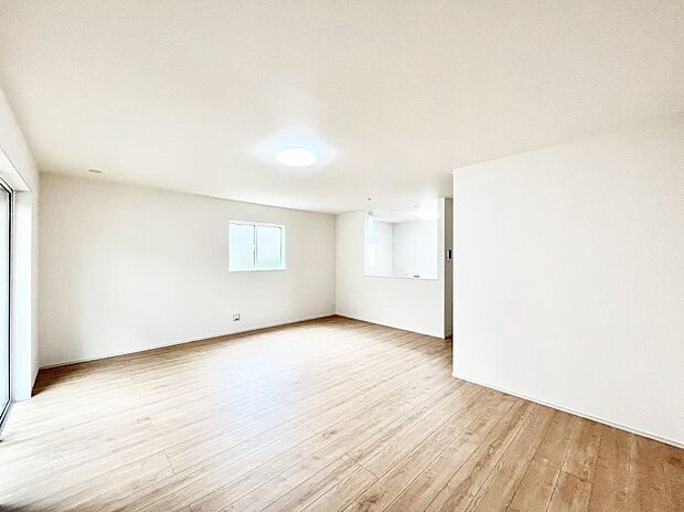 家族の笑顔が自然と生まれてくる、そんな雰囲気のダイニングに仕上がっています。