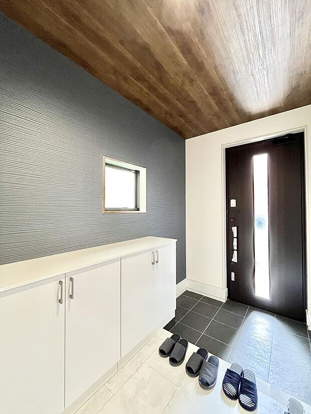 ガラススリットの入った玄関ドアが室内に光を届けてくれます