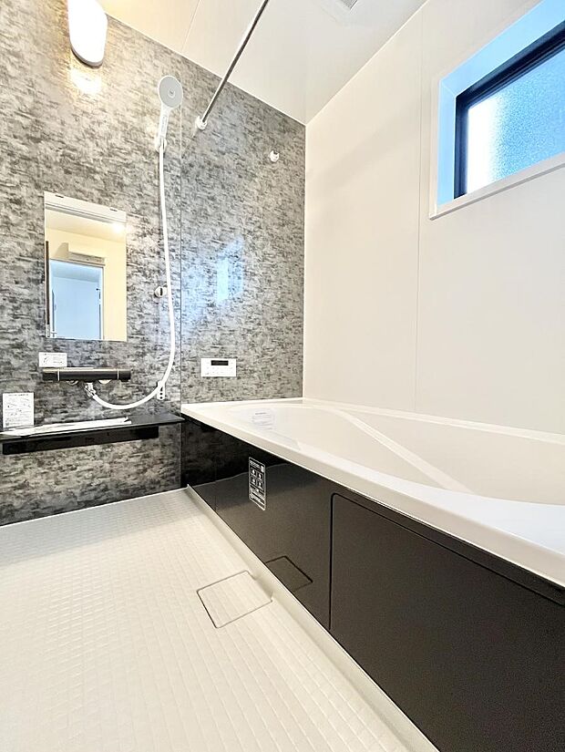 一日の疲れを癒してくれる明るい清潔感のあるバスルーム