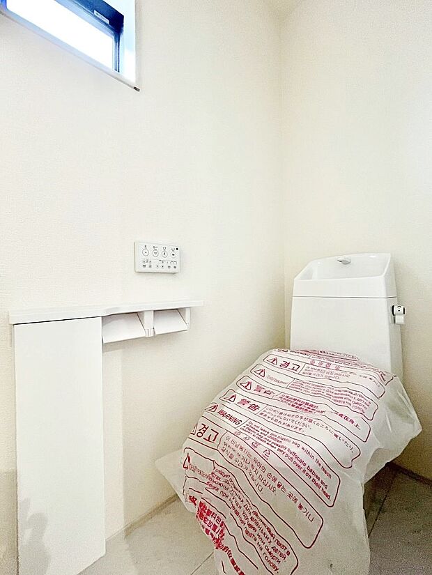 清潔感あるシャワートイレ。小窓から光が注ぎ込みます!