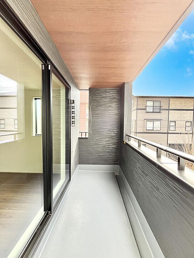 上部に屋根がかかっているので急な雨の時にも安心です。