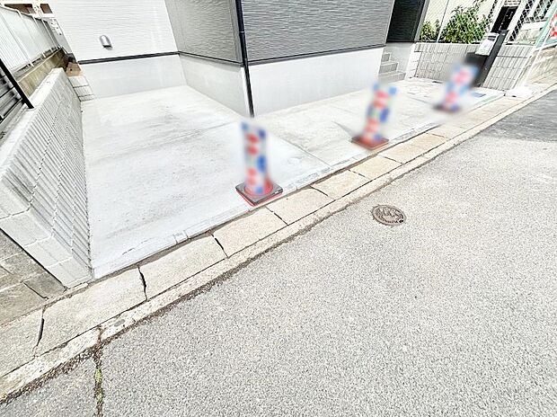 2台(車種による)駐車可!ご家族みんなの自転車も置ける広々カースペース。