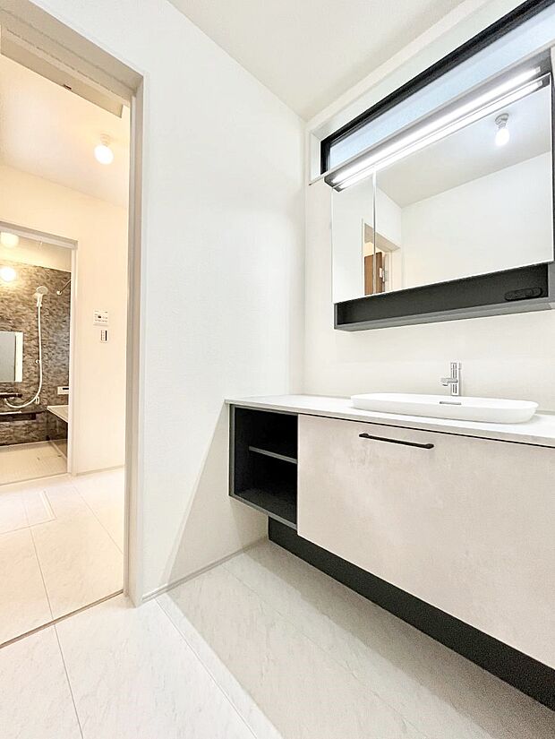 明るい洗面所は毎朝の身支度も楽しくできちゃいそうです。