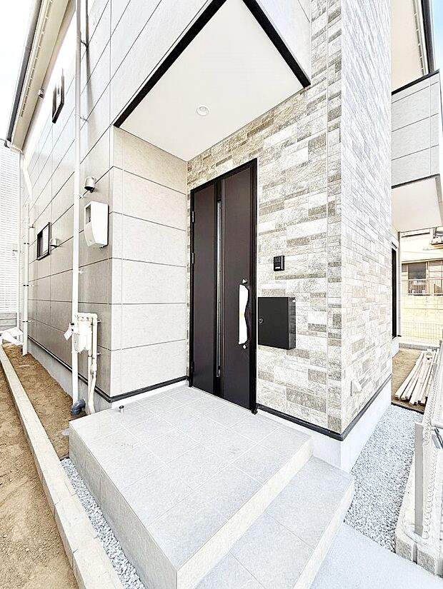 玄関前は雨が降っても濡れにくい屋根付き