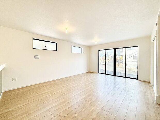 大きな窓からたっぷりの陽光と風を感じられるリビング