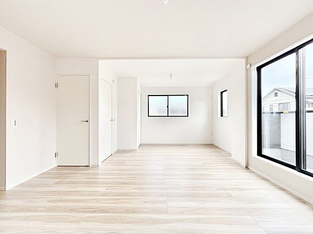 ライフスタイルに合わせて2部屋として利用できる広々とした洋室。