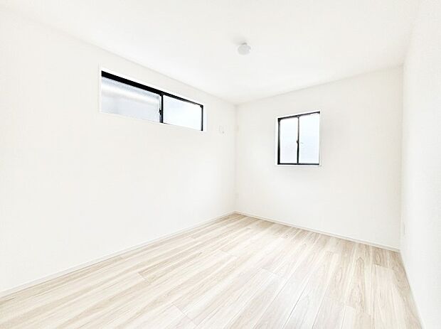 2面採光の洋室。窓から入り込む陽光がお部屋全体を優しく包み込みます!