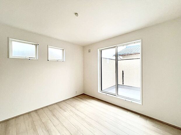 明るいバルコニーサイドに洋室を設置。目覚めの良い寝室に。