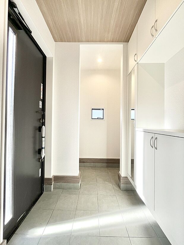 明るい玄関はお客様をお出迎えするのにぴったりです!