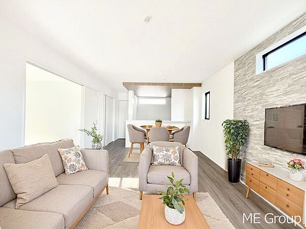 家族の和やかな会話が聞こえてきそう。開放感のあるリビングです。※家具はCGです