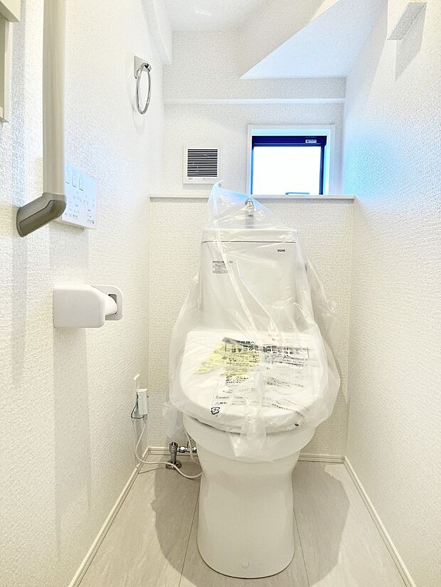 明るく清潔感のあるトイレです。