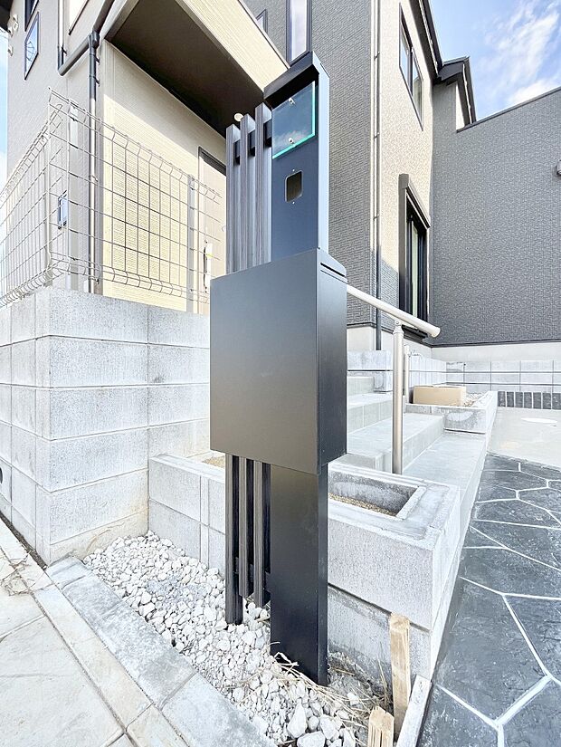 シンプルデザインのポスト。