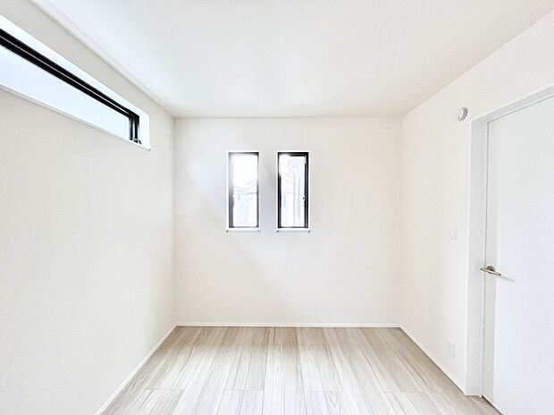 窓からのやさしい光が心地よいプライベートルーム  