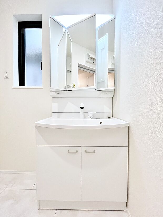 大きく見やすい三面鏡で清潔感ある洗面台は、身だしなみチェックや肌のお手入れにおすすめです。 