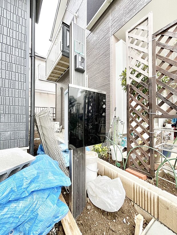 表札・インターホン・ポストをひとつに集約。エントランスになじむシンプルデザイン。