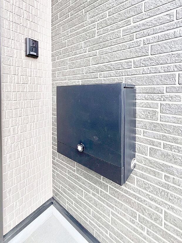 シンプルデザインのポスト。