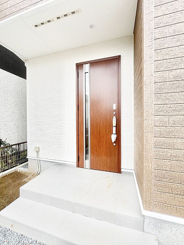 大切な家族、来客を出迎える玄関。