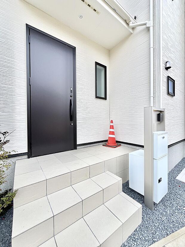 玄関前は雨が降っても濡れにくい屋根付き