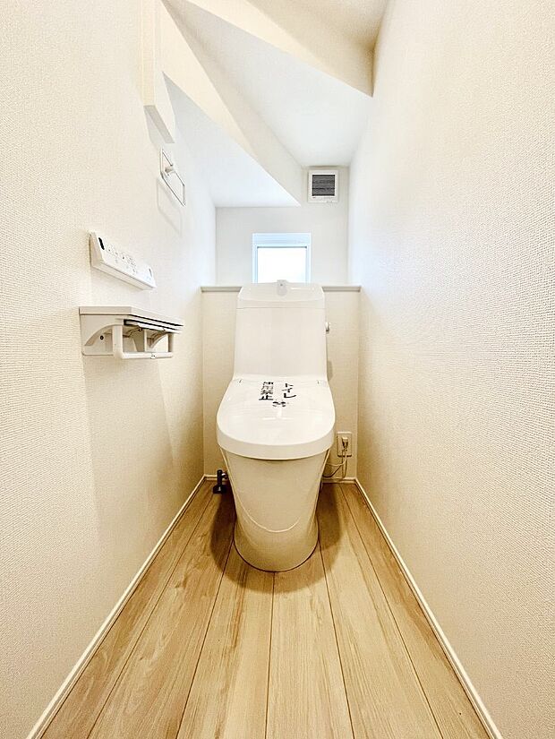 明るく清潔感のあるトイレです。