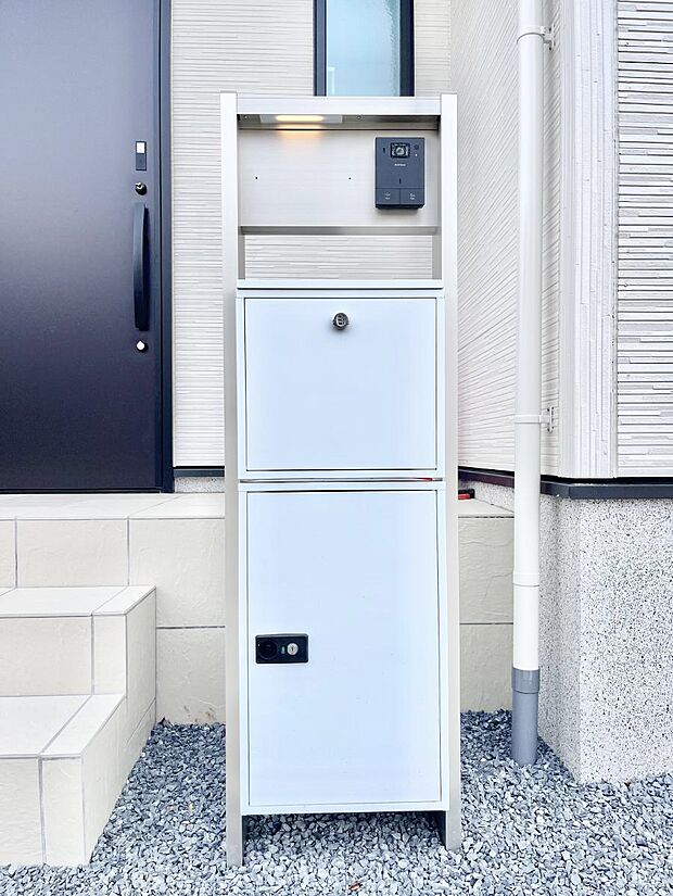 表札・インターホン・ポスト・宅配BOXをひとつに集約。エントランスになじむシンプルデザイン。