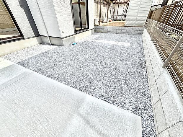 プランターを並べて季節のお花を楽しめるお庭付き。