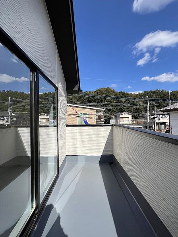 暖かな陽光が降り注ぐバルコニーはお洗濯におすすめ。爽やかな風も心地よいです。