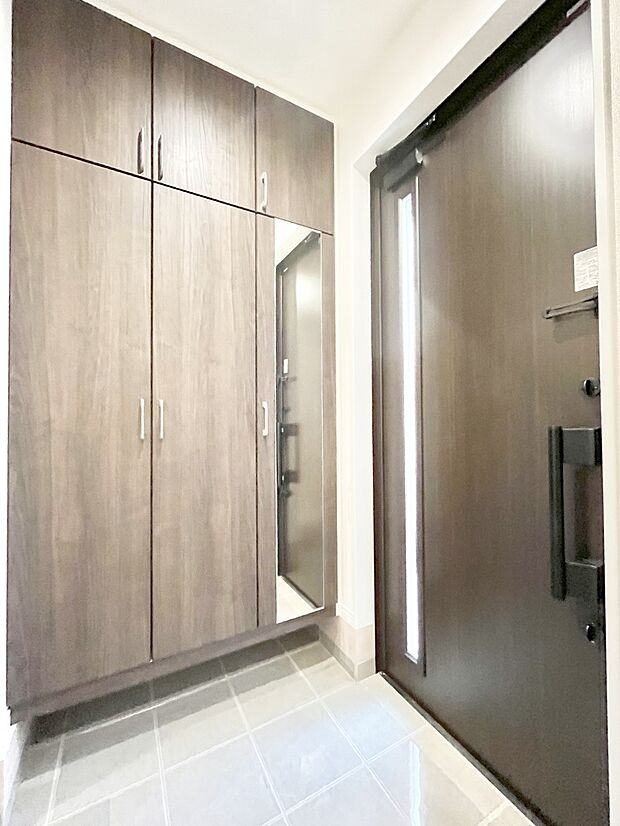 天井まである玄関収納で、家族全員の靴もすっきり収納!