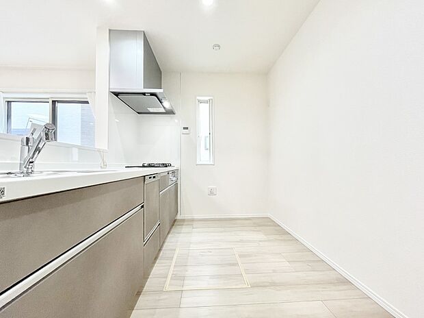 爽やかな風が通り抜けるキッチン。窓があるので明るく換気にも役立ちます。