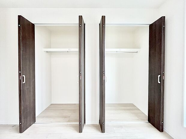 洋室のクローゼット。奥行きがあるので厚手の衣類もすっきり収まります。