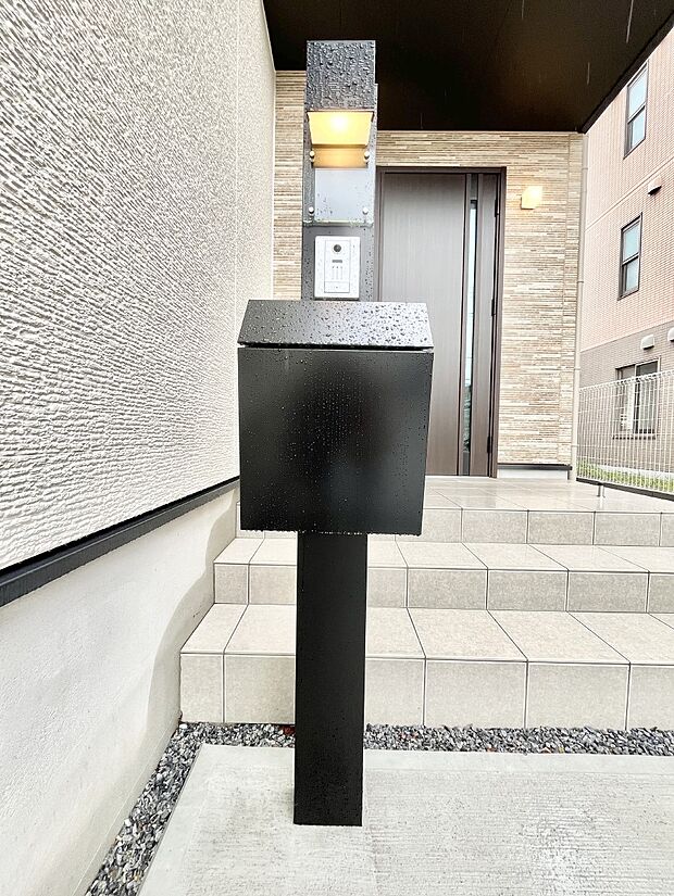 シンプルデザインのポスト。