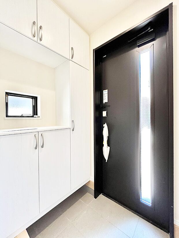 明るい玄関はお客様をお出迎えするのにぴったりです!